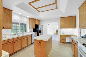 Fridge, microwave, oven, stovetop - Great  3-bed 3-bath house Alta Sierra,  -Golf Course - Like Living in a Forest! (Grass Valley)