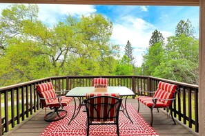 Outdoor dining - Great  3-bed 3-bath house Alta Sierra,  -Golf Course - Like Living in a Forest! (Grass Valley)