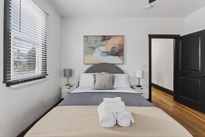 5 bedrooms, iron/ironing board, travel cot, free WiFi - Group-Friendly 5BR Near OSU & Vibrant High St (Columbus)