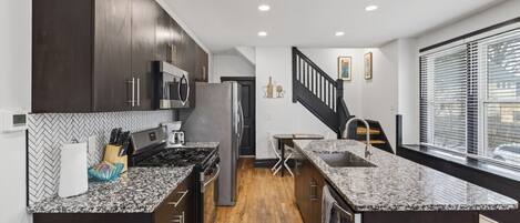 雪櫃、微波爐、焗爐、爐具