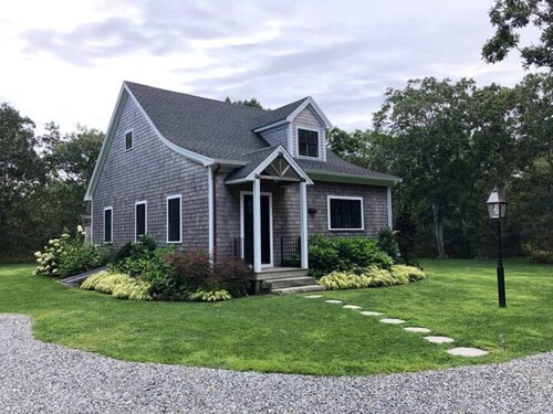 Charming 2-bedroom house in Edgartown with a 5 min drive to downtown & beach.