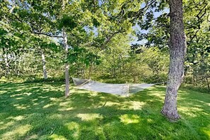 Property grounds - Book your stay for Summer 2026 in this charming 2-bedroom house in Edgartown! (Edgartown)