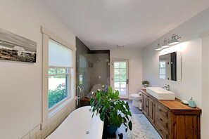Towels, toilet paper - Book your stay for Summer 2026 in this charming 2-bedroom house in Edgartown! (Edgartown)