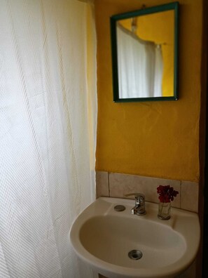 淋浴设施、毛巾、肥皂、卫生纸