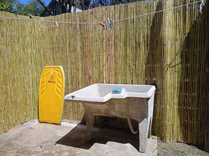 المنطقة المحيطة بالمنشأة