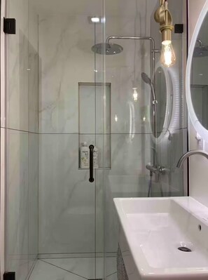 Douche, séchoir à cheveux, serviettes fournies, savon