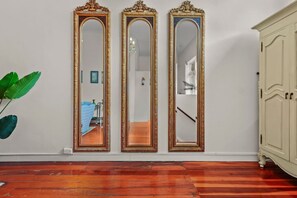 Interior - Gorgeous New York-Style Loft with Deck and Air-con (Auckland Central Suburbs)