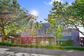 Exterior - Gorgeous New York-Style Loft with Deck and Air-con (Auckland Central Suburbs)