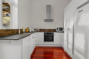 Réfrigérateur, four à micro-ondes, un four, surface de cuisson