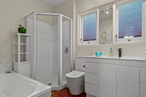 Hair dryer, towels - Gorgeous New York-Style Loft with Deck and Air-con (Auckland Central Suburbs)