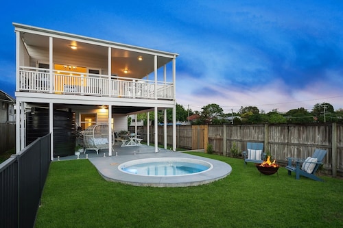 5 Bdrm, Parkside, Great deck, Zone One, heated plunge pool. Walk to everything.