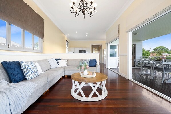 تلفزيون ذكي، ألعاب فيديو، كُتُب، شاشة كمبيوتر