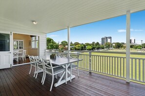 تناول الطعام بالخارج