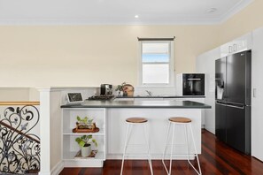 雪櫃、微波爐、焗爐、爐具