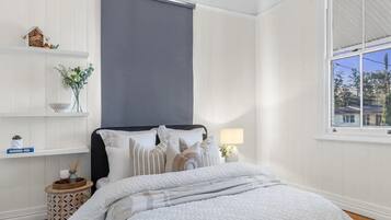 5 bedrooms, desk, iron/ironing board, travel crib