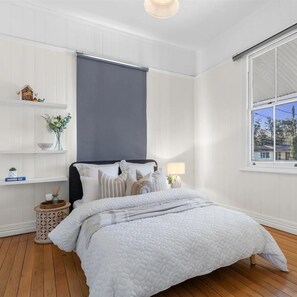 5 عدّة غرف نوم ومكتب ومكواة/لوح كي وسرير سفر