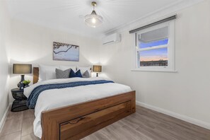 5 間睡房、書桌、熨斗/熨衫板、可攜式嬰兒床