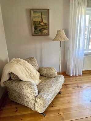 Een televisie en boeken