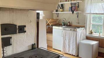 KĂŒhlschrank, Mikrowelle, Herdplatte, Wasserkocher mit Kaffee-/Teezubehör