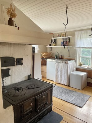 ثلاجة، ميكروويف، موقد طهي مسطح، ماكينة لصنع القهوة/الشاي