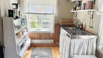 KylskÄp, mikrovÄgsugn, spishÀll och kaffe- och tebryggare