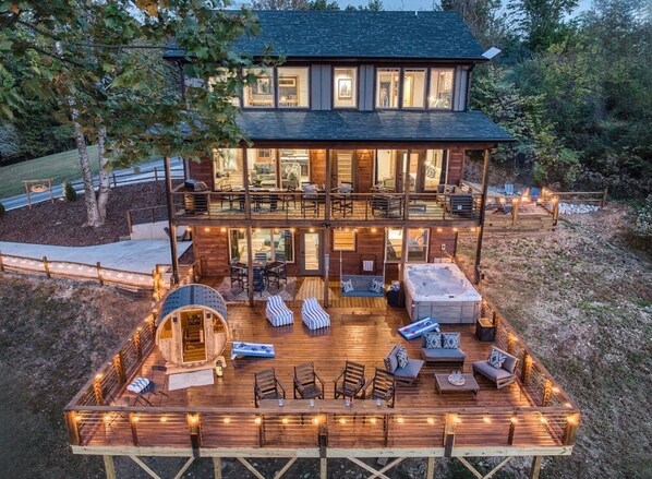 Outdoor dining - Panoramic Mountain & Sunset View · 3 King Suites · Sauna · XL Hot Tub · Fire Pit (Ellijay)