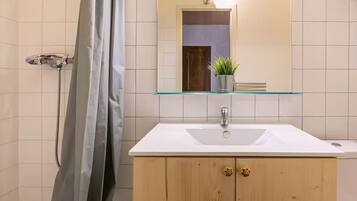 Sèche-cheveux, serviettes fournies, savon, papier toilette