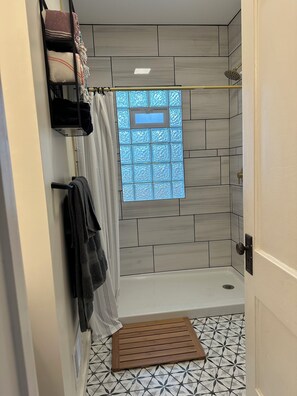 Douche, sèche-cheveux, serviettes fournies, savon