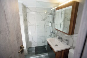 Haartrockner, Handtücher, Seife, Toilettenpapier