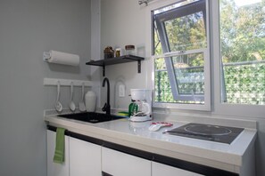 電子レンジ、コンロ、コーヒー / ティーメーカー、調理器具と食器