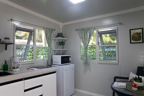 Microwave, stovetop, coffee/tea maker, cookware/dishes/utensils - Coqui Tiny House - Unit 12 (Rincón)