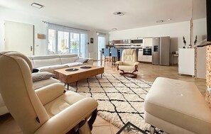 TV - Cozy home in Cabannes with private swimming pool, can be inside or outside (Cabannes)