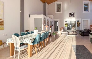 Outdoor dining - Cozy home in Cabannes with private swimming pool, can be inside or outside (Cabannes)