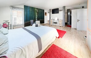 Free WiFi - Cozy home in Cabannes with private swimming pool, can be inside or outside (Cabannes)