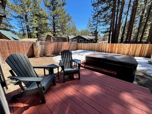 Terrace/patio - Lazy Bear Cabin Tahoe Hideaway with Hot Tub in South Lake Tahoe (South Lake Tahoe)