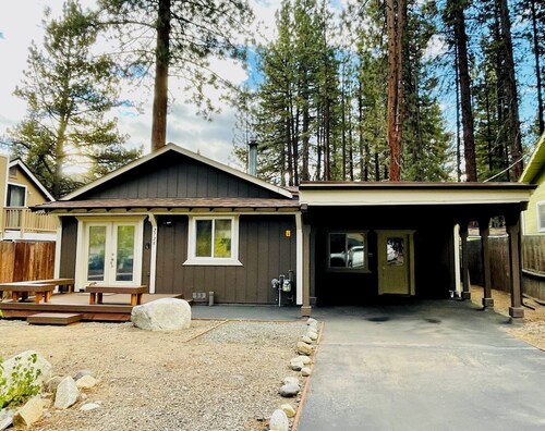 Lazy Bear Cabin Tahoe Hideaway with Hot Tub in South Lake Tahoe