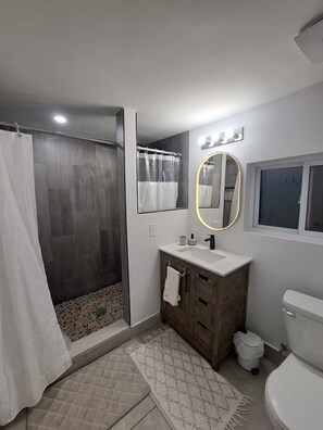 Douche, sèche-cheveux, bidet, serviettes fournies