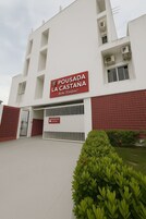 Um edifício com uma placa que diz 