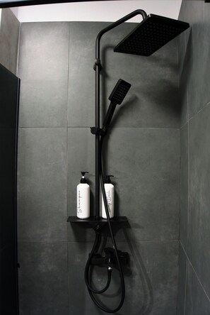 Shower, hair dryer, towels, soap - Velaris Downtown Retreat 24/7 Check-in (București)