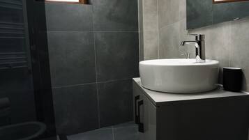 Dusch, hårtork, handdukar och tvål