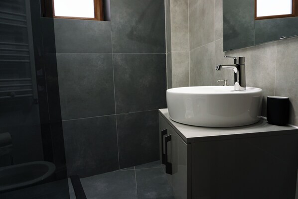 Dusch, hårtork, handdukar och tvål