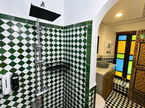 Deluxe Double Room | Bilik Mandi | Pancuran mandi, jubah mandi, tuala disediakan, sabun 