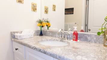 Douche, sĂšche-cheveux, bidet, serviettes fournies