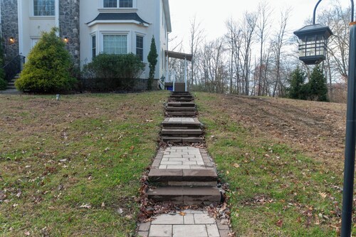 Private Bedroom with Attached bathroom in Monroe Township, 30 nights minimum.