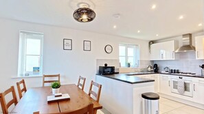 Kylskåp, ugn, spishäll och kaffe- och tebryggare