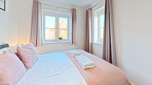 3 makuuhuonetta, silitysrauta/-lauta, ilmainen Wi-Fi, vuodevaatteet