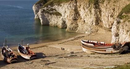 Cayton Bay Cottage - a cottage that sleeps 8 guests in 3 bedrooms