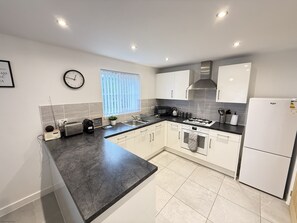 Fridge, oven, stovetop, coffee/tea maker