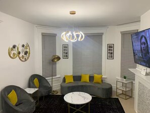 TV - Stunning Home Downtown with free street parking! Sleeps 10 (Columbus)