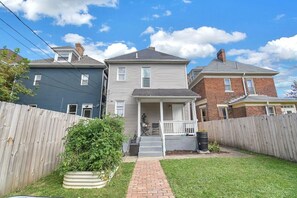 Exterior - Stunning Home Downtown with free street parking! Sleeps 10 (Columbus)